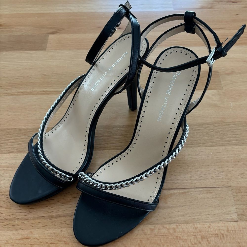 NWOT Adrienne Vittadini Women’s Size 9 Black Cross Silver Chain Heel Sandal